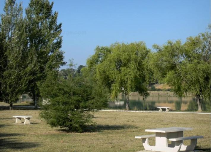 Charmante Maison Renovee, Proche Lac Et Centre-Ville LʼIsle-Jourdain Kültér fotó